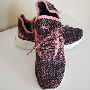 Women's Puma tennis shoes